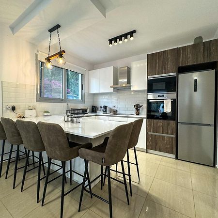 Modern 2Br Apartment With Pool, Veranda & Garden In Paphos Exterior photo