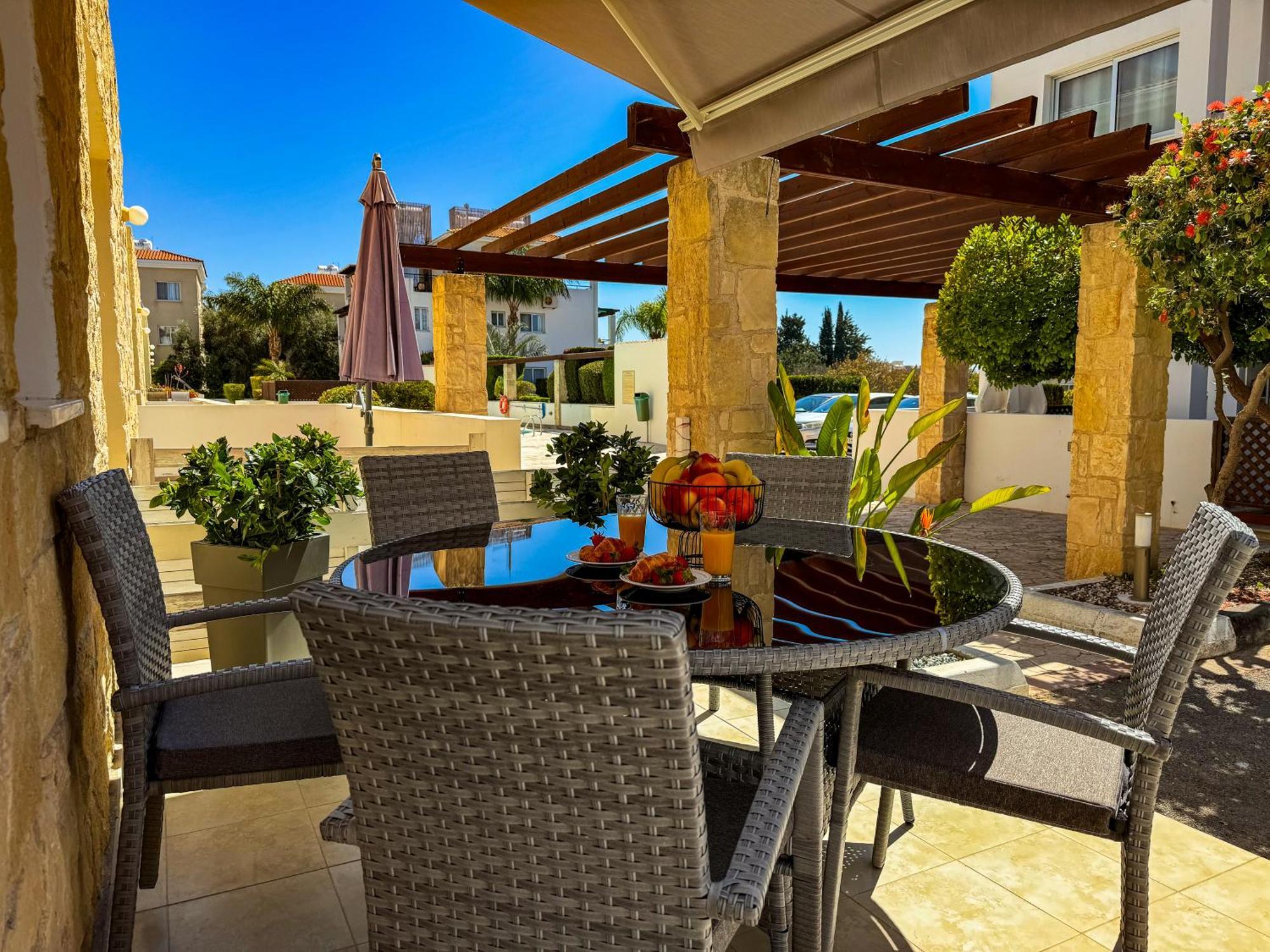 Modern 2Br Apartment With Pool, Veranda & Garden In Paphos Exterior photo