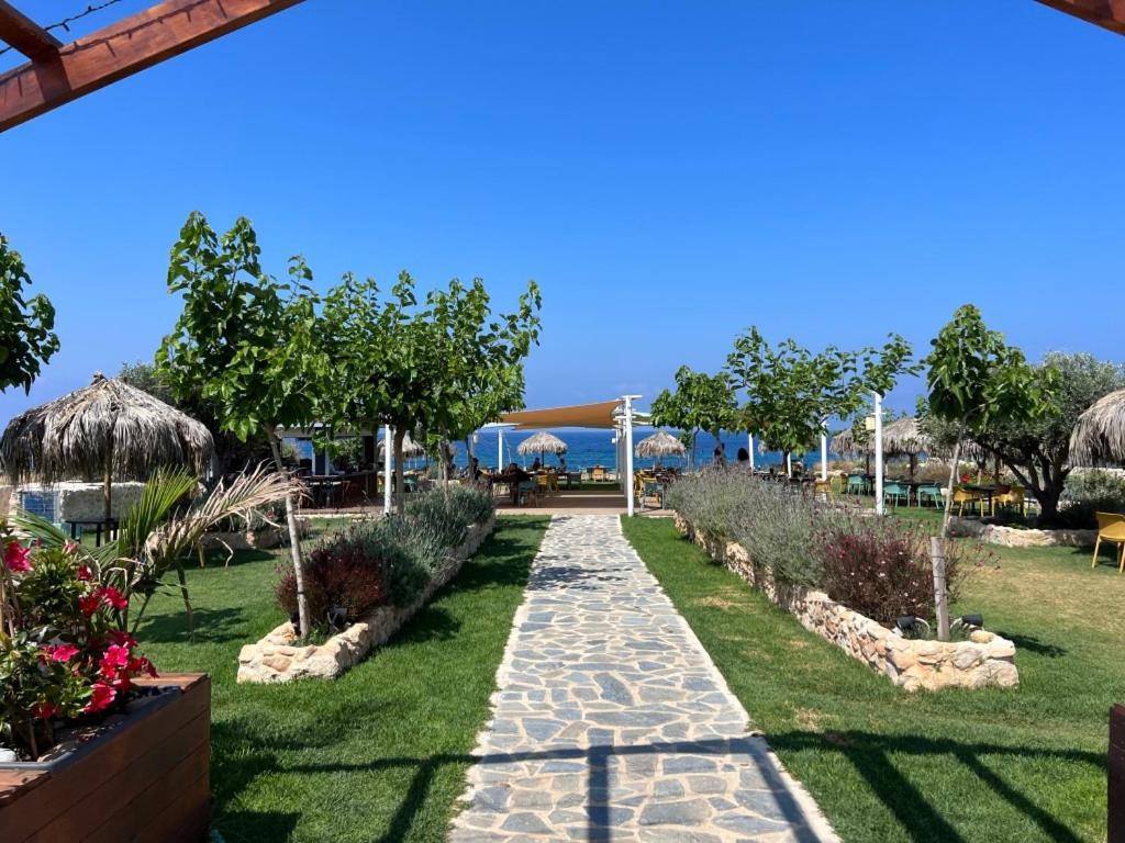 Modern 2Br Apartment With Pool, Veranda & Garden In Paphos Exterior photo