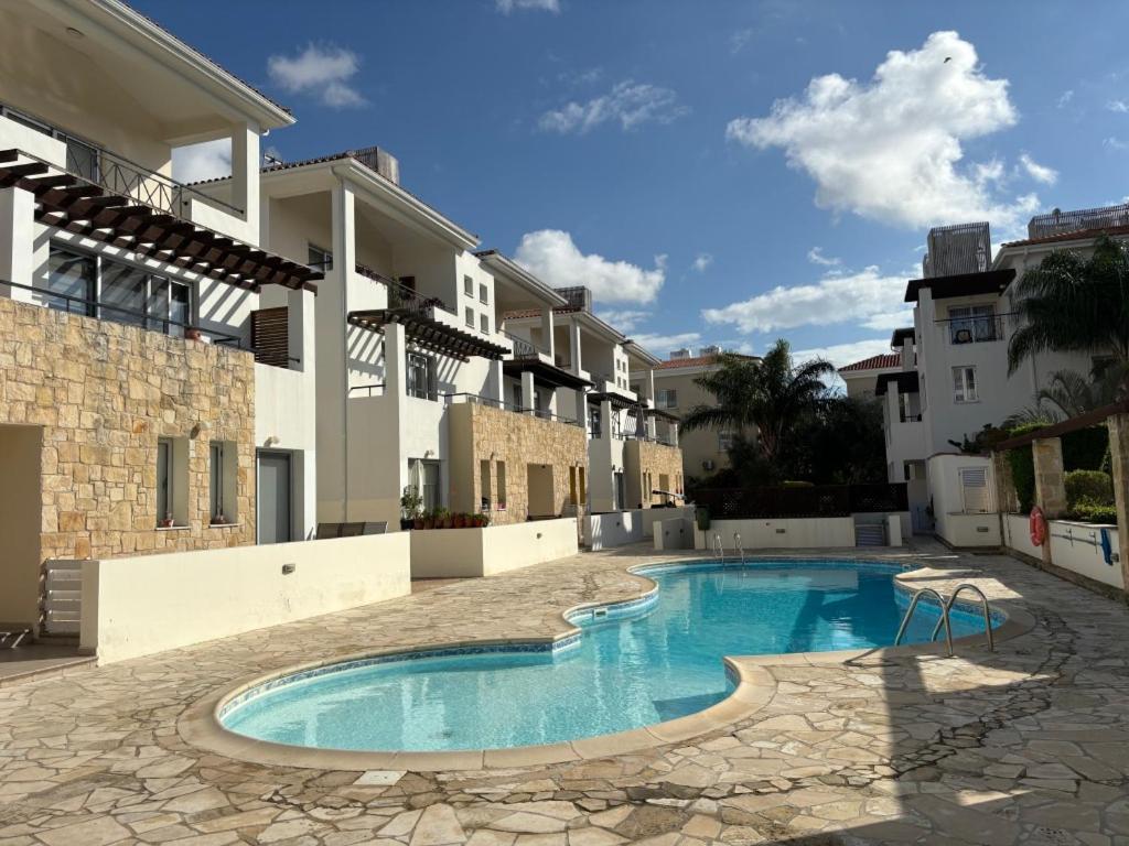 Modern 2Br Apartment With Pool, Veranda & Garden In Paphos Exterior photo