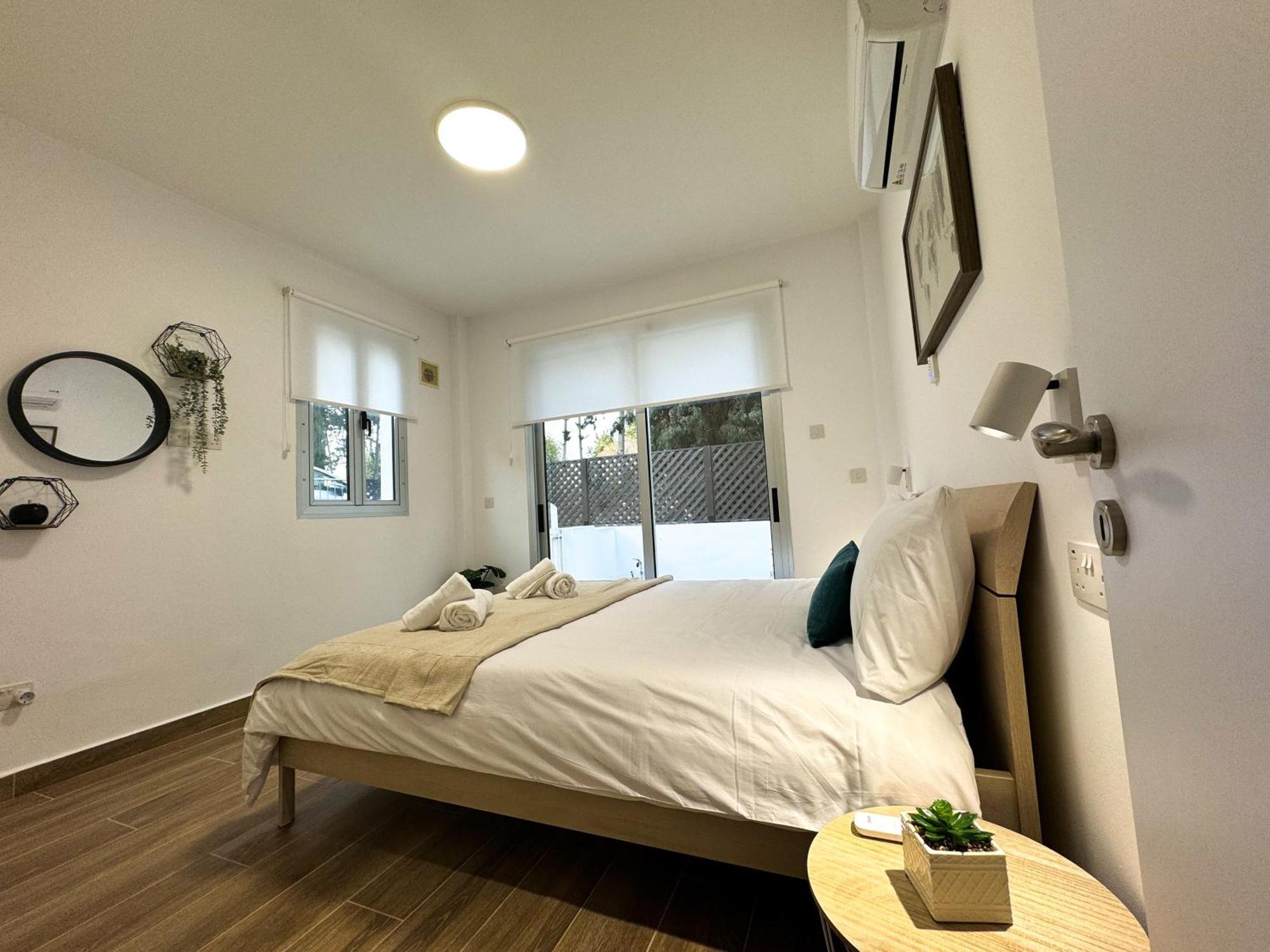 Modern 2Br Apartment With Pool, Veranda & Garden In Paphos Exterior photo