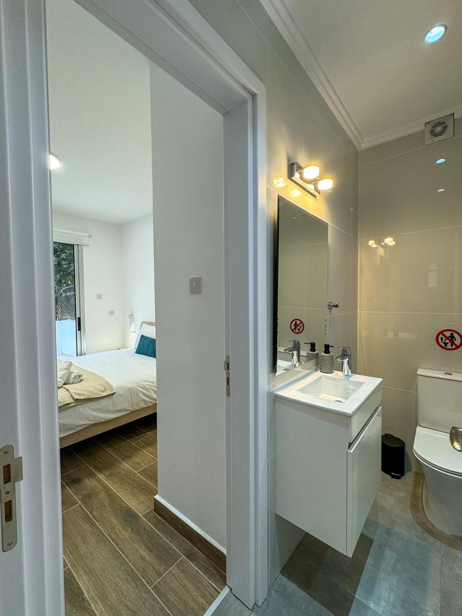 Modern 2Br Apartment With Pool, Veranda & Garden In Paphos Exterior photo