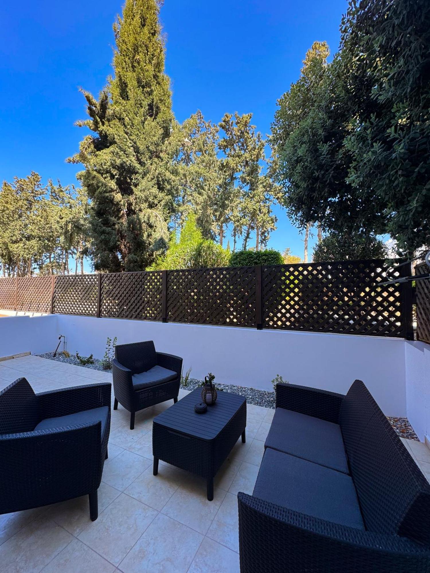 Modern 2Br Apartment With Pool, Veranda & Garden In Paphos Exterior photo